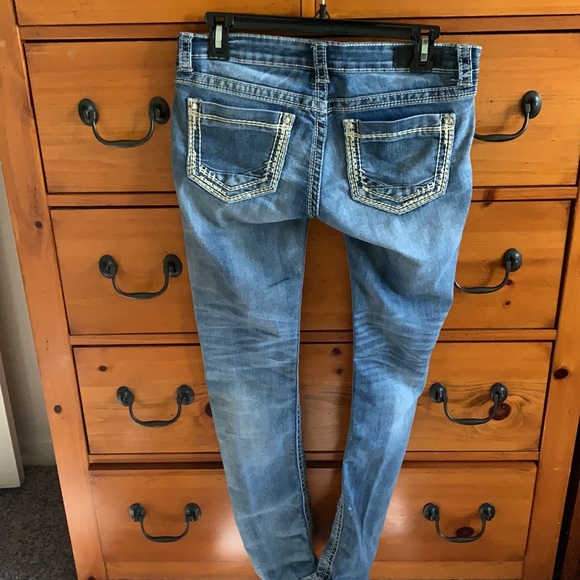 this are low rise the buckle jeans - Picture 5 of 6